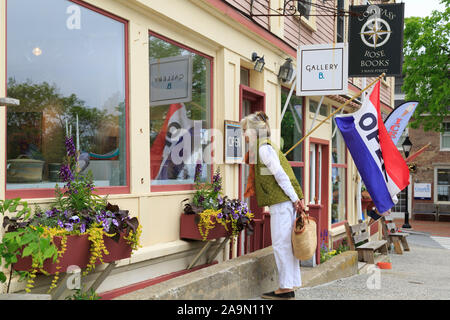 Rue principale est bordée de boutiques et les acheteurs dans une petite ville de la Nouvelle-Angleterre, Castine, Maine, USA Banque D'Images