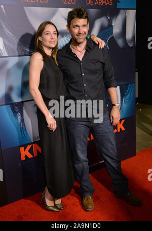 LOS ANGELES, CA - 7 octobre 2015 : l'actrice Claire Forlani mari acteur Dougray Scott au Los Angeles premiere de "Knock Knock" au théâtre chinois de Grauman, Hollywood. © 2015 Paul Smith / Featureflash Banque D'Images