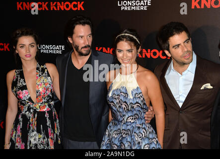 LOS ANGELES, CA - 7 octobre 2015 : Keanu Reeves, Ana de Armas (à gauche) & Lorenza Izzo & directeur Eli Roth lors de la première de "Knock Knock" au théâtre chinois de Grauman, Hollywood. © 2015 Paul Smith / Featureflash Banque D'Images