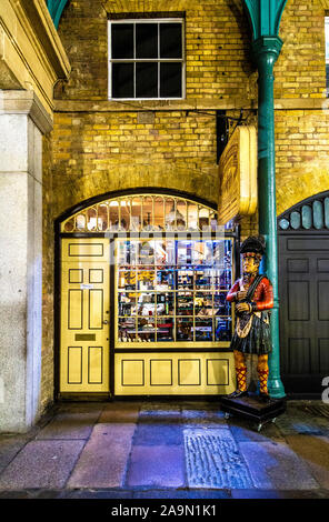 Boutique de tabac et de cigarettes Mullins & Westley à Covent Garden Market, Londres, Royaume-Uni Banque D'Images