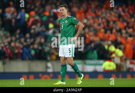 L'Irlande du Nord Jonny Evans réagit après le coup de sifflet final au cours de l'UEFA Euro 2020 match de qualification à Windsor Park, Belfast. Banque D'Images