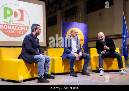 Bologne, Italie. 16 novembre, 2019. Nicola Zingaretti (C), secrétaire national du Parti démocrate italien (PD), sur scène avec Stefano Bonaccini (R), candidat démocrate à la présidence de la région Emilie-Romagne et le journaliste Giovanni Floris (L) le 16 novembre 2019 à Bologne, en Italie. Credit : Massimiliano Donati/Alamy Live News Banque D'Images