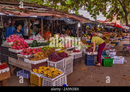Le plus étonnant et coloré de fruits tropicaux en vente dans un marché de rue dans la Liste du patrimoine mondial de Luang Prabang au Laos. En Asie du sud-est Banque D'Images