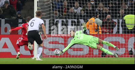 Mönchengladbach, Deutschland. 16 Nov, 2019. firo : 16.11.2019, Football, Football, Équipe nationale de l'Allemagne, l'UEFA, championnat d'Europe 2020, qualificatifs qualificatifs européens 2020, Qualificatif, GER, l'Allemagne, le Bélarus, le Bélarus gardien Manuel NEUER, GER dans le monde entier l'utilisation de sanctions | Credit : dpa/Alamy Live News Banque D'Images