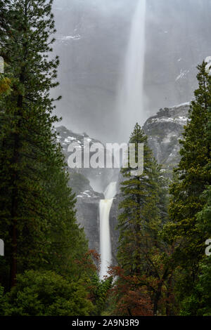 Yosemite Falls supérieure et inférieure en hiver brouillard sont fort écoulement Banque D'Images