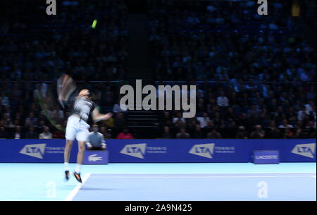 Londres, Royaume-Uni. 16 Nov 2019. StefanosTsitsipas de Grèce en action lors de son match de simple contre Roger Federer de la Suisse au cours de l'ATP World Tour finale au O2 Arena le 16 novembre 2019 à Londres, en Angleterre. Crédit : Paul Cunningham/Alamy Live News Banque D'Images