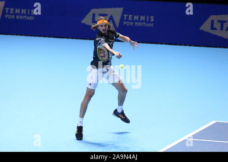 Londres, Royaume-Uni. 16 Nov 2019. StefanosTsitsipas de Grèce en action lors de son match de simple contre Roger Federer de la Suisse au cours de l'ATP World Tour finale au O2 Arena le 16 novembre 2019 à Londres, en Angleterre. Crédit : Paul Cunningham/Alamy Live News Banque D'Images