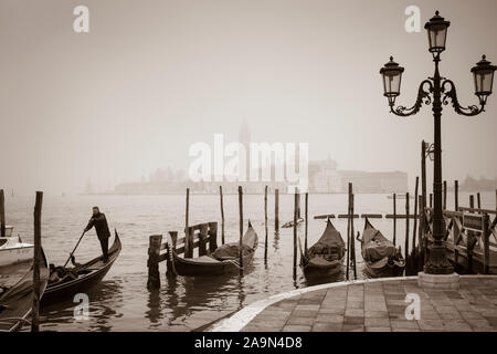 Venise, Italie - le 23 décembre 2012. Gondole de Venise en hiver scène avec brouillard sur la lagune. Romantique, retro image sépia Banque D'Images