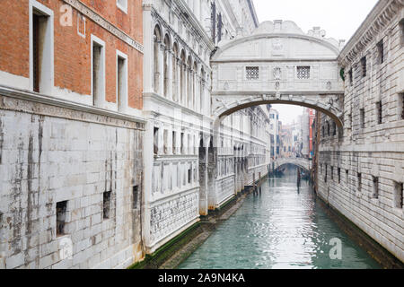 Venise, Italie - le 23 décembre 2012. Pont des Soupirs, un pont construit de calcaire blanc en 1600. Banque D'Images