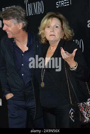 Los Angeles, CA - le 27 octobre 2015 : Brenda Vaccaro au US premiere de 'Trumbo' à l'Academy of Motion Picture Arts & Sciences © 2015 Paul Smith / Featureflash Banque D'Images