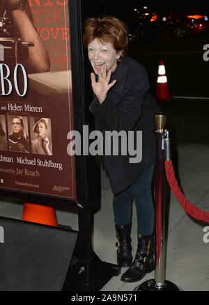 Los Angeles, CA - le 27 octobre 2015 : Francis Fisher à l'US premiere de 'Trumbo' à l'Academy of Motion Picture Arts & Sciences © 2015 Paul Smith / Featureflash Banque D'Images