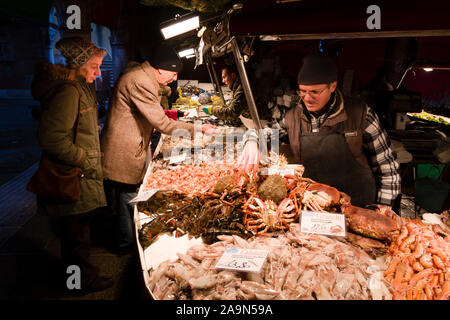 Venise, Italie - le 24 décembre 2012. Les gens achètent du poisson frais en début de matinée à un marché aux poissons Mercado de Rialto de Venise, Italie Banque D'Images