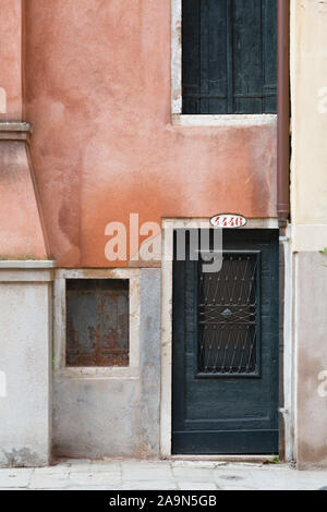 Venise, Italie - le 24 décembre 2012. Numéro de l'adresse au-dessus de la porte d'une petite maison à Venise, Italie Banque D'Images