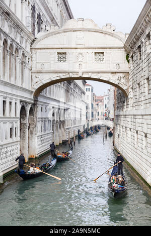 Venise, Italie - le 24 décembre 2012. Gondoliers aux touristes de faire un tour en gondole sous le Pont des Soupirs à Venise, Italie Banque D'Images