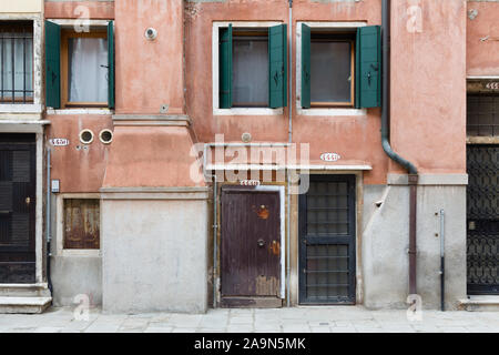 Venise, Italie - le 24 décembre 2012. Le numéro de maison au-dessus de portes avant sur une rangée de petites maisons à Venise, Italie Banque D'Images