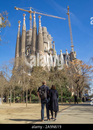 Un couple regarde la basilique Sagrada Familia Banque D'Images