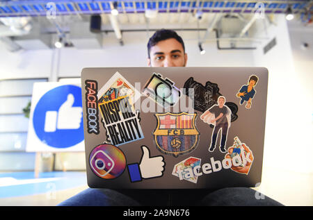 Menlo Park, CA, USA. 23 Oct, 2019. Un employé travaille à Facebook à Menlo Park, Californie le 23 octobre 2019. Photo : Josh Edelson/ZUMA/Alamy Fil Live News Banque D'Images
