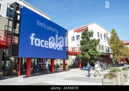 Menlo Park, CA, USA. 23 Oct, 2019. Employés à pied à Facebook à Menlo Park, Californie le 23 octobre 2019. Photo : Josh Edelson/ZUMA/Alamy Fil Live News Banque D'Images