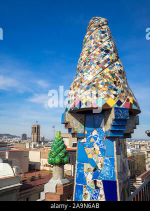 Toits de Barcelone vus du Palais Guell Banque D'Images