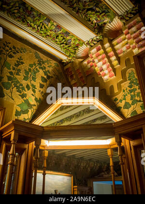 Mobilier en bois et chambre de Casa Vicens Banque D'Images