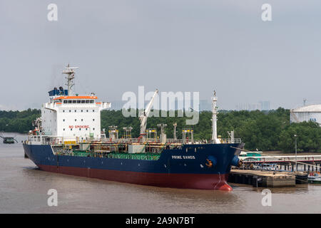 Tau Long River, au Vietnam - 12 mars 2019 : bleu, rouge et blanc Premier Sands pétrolier de la mer d'être travaillé à Phuoc Khanh Petroleum pier sous la lumière Banque D'Images