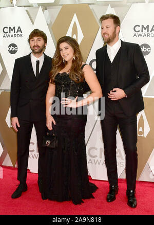 13 novembre 2019 à Nashville, Tennessee, USA : Charles Kelley, Dave Haywood et Hillary Scott, Lady Antebellum. 53e édition de CMA Awards, la plus grande soirée de musique country, la musique s'est tenue au centre-ville. (Crédit Image : © Laura Farr/AdMedia via Zuma sur le fil) Banque D'Images