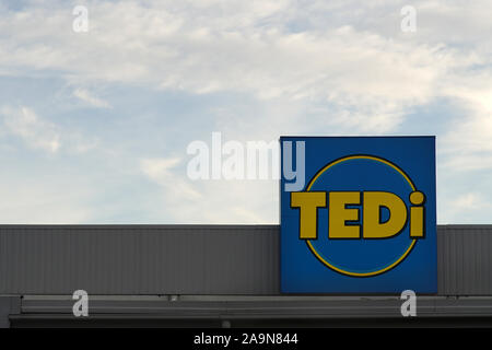 Friedberg, Allemagne - le 26 octobre 2019 : La façade moderne et un passage souterrain de la rue du centre commercial Globus le 26 octobre 2019 à Friedberg. Banque D'Images