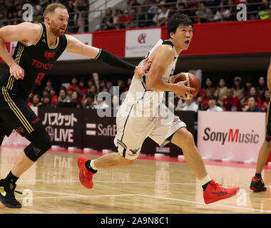 Tokyo, Japon. 16 Nov, 2019. San-en NeoPhoenix Atsuya pénètre l'Ota au cours d'un match de basket-ball ligue B-Alvark entre Tokyo et San-en NeoPhoenix à Tokyo le samedi, Novembre 16, 2019. Tokyo Alvark défait San-en NeoPhoenix 82-67. Credit : Yoshio Tsunoda/AFLO/Alamy Live News Banque D'Images