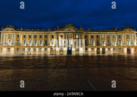 Place du Capitole de nuit avec dark blue grey sky à Toulouse, France Banque D'Images