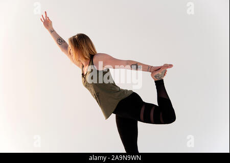 Woman practicing yoga asana sur un fond blanc. Banque D'Images