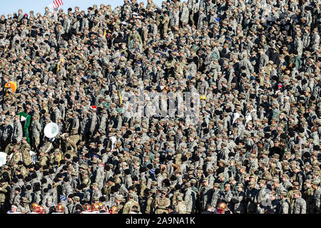 West Point, NY - 16 novembre 2019 : cadets de l'Académie de West Point assister à NCAA football match entre les Black Knights de l'armée et VMI Keydets au stade Michie Army a remporté 47 - 6 Banque D'Images