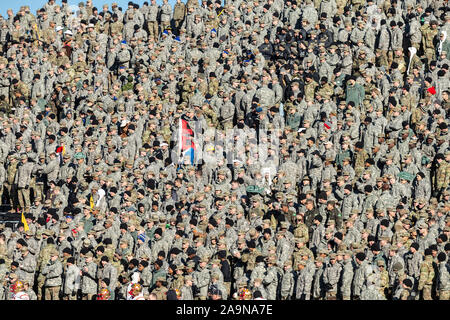 West Point, NY - 16 novembre 2019 : cadets de l'Académie de West Point assister à NCAA football match entre les Black Knights de l'armée et VMI Keydets au stade Michie Army a remporté 47 - 6 Banque D'Images