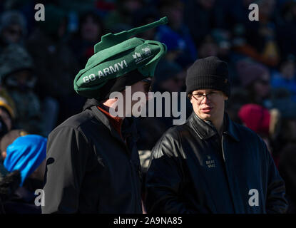 West Point, NY - 16 novembre 2019 : assister à des Fans NCAA football match entre les Black Knights de l'armée et VMI Keydets au stade Michie Army a remporté 47 - 6 Banque D'Images