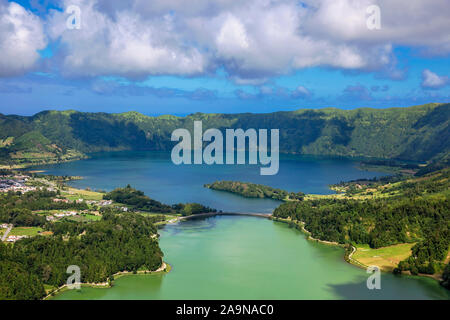 Vue pittoresque sur le lac de Sete Cidades, un lac de cratère volcanique sur l'île de São Miguel, Açores, Portugal Banque D'Images