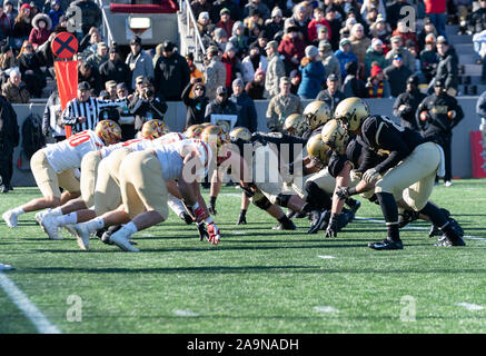 West Point, NY - 16 novembre 2019 : Play par Black Knights de l'armée au cours palyers NCAA football match contre VMI Keydets au stade Michie Army a remporté 47 - 6 Banque D'Images