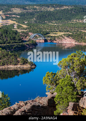 Panier Creek Bridge, Flaming Gorge National Recreation Area près de Dutch John, Utah. Banque D'Images