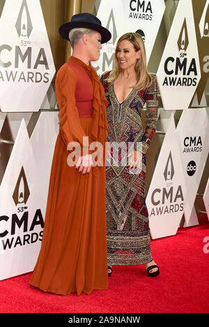 13 novembre 2019, Nashville, Tennessee, USA : P!nk, rose, Sheryl Crow. 53e Annual CMA Awards, la plus grande soirée de musique country, qui s'est tenue au Music City Center. Banque D'Images
