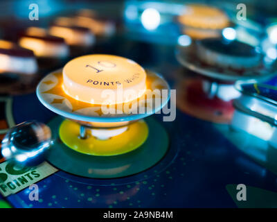 Meubles anciens Flipper Bumpers avec Motion Blur Ball Banque D'Images