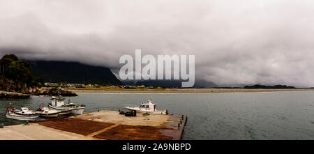 Bateaux amarrés au port de Chaiten sous moody sky dans le parc Pumalin, Patagonie, au Chili Chaiten Banque D'Images