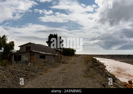 Détruites et des bâtiments abandonnés après l'éruption du volcan Chaitén en 2008 dans la ville de Chaitén, région de Los Lagos, en Patagonie, au Chili Banque D'Images