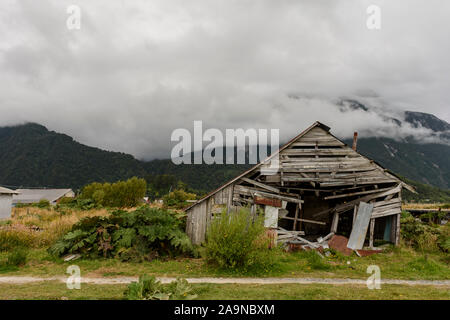 Détruites et des bâtiments abandonnés après l'éruption du volcan Chaitén en 2008 dans la ville de Chaitén, région de Los Lagos, en Patagonie, au Chili Banque D'Images