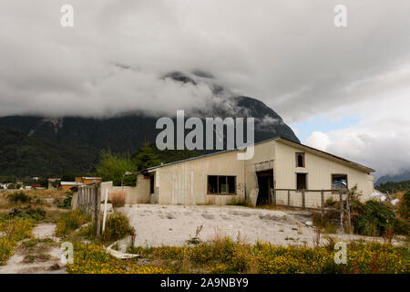 Détruites et des bâtiments abandonnés après l'éruption du volcan Chaitén en 2008 dans la ville de Chaitén, région de Los Lagos, en Patagonie, au Chili Banque D'Images