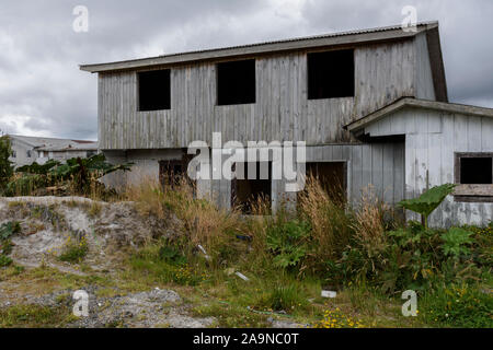 Détruites et des bâtiments abandonnés après l'éruption du volcan Chaitén en 2008 dans la ville de Chaitén, région de Los Lagos, en Patagonie, au Chili Banque D'Images