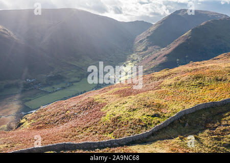 Vue aérienne sur Gale Crag et Kirkstone Pass au matin d'automne lumineux dans Lake District, UK Banque D'Images