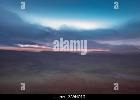 Nuages nad hills au lever du soleil - nature faites par l'arrière-plan flou de mouvement de caméra intentionnelle Banque D'Images