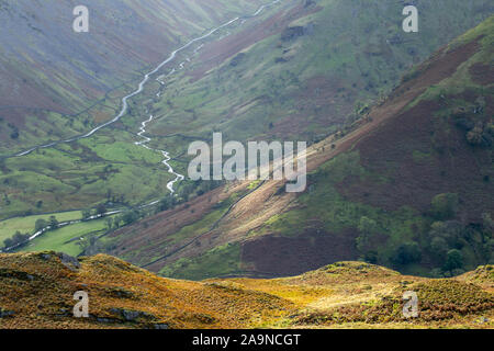 À la recherche du haut de Gale Crag sur Kirstone Pass à l'automne. Au Royaume-Uni Lake District Banque D'Images