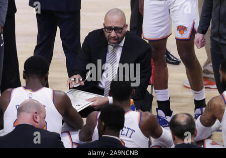 New York, États-Unis. 16 Nov, 2019. Les Knicks de New York l'entraîneur-chef David Fizdale parle pendant un temps sur le premier semestre contre les Charlotte Hornets au Madison Square Garden de New York le samedi 16 novembre, 2019. Photo de John Angelillo/UPI UPI : Crédit/Alamy Live News Banque D'Images