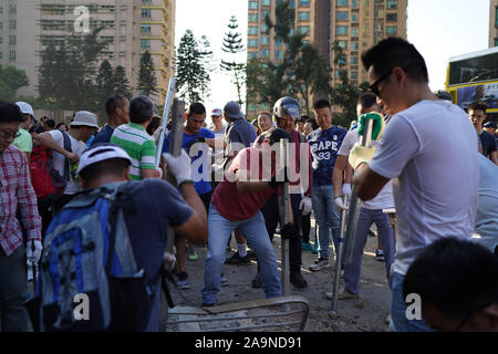 Hong Kong, Chine. 17 novembre, 2019. Les résidents de l'extérieur des barrages routiers claire l'Université de Hong Kong dans le sud de la Chine, Hong Kong, le 16 novembre 2019. Source : Xinhua/Alamy Live News Banque D'Images