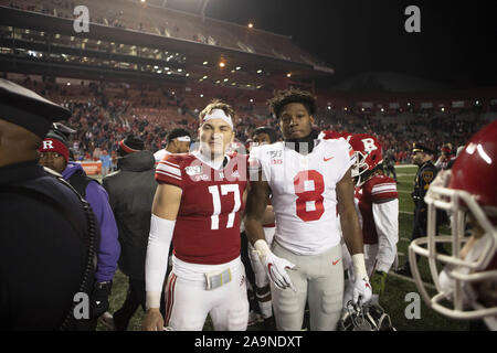 Piscataway, New Jersey, USA. 16 Nov, 2019. Les joueurs de l'état de l'Ohio et Rutgers sont indiqués après l'action de jeu au stade de SHI à Piscataway, New Jersey. Ohio State Rutgers défait 56-21. Crédit : Brian Branch :/ZUMA/Alamy Fil Live News Banque D'Images