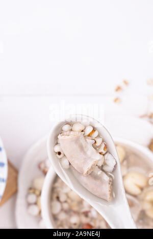 Quatre savoureuse soupe saveur herbes toniques, les Taïwanais de la cuisine traditionnelle avec des herbes, des intestins de porc sur table en bois blanc, Close up, mise à plat, vue du dessus. Banque D'Images